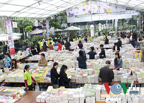 Memberikan selera membaca buku dengan buku-buku yang baik