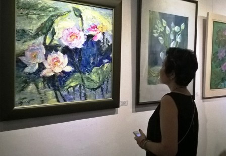 Pameran lukisan tentang bunga teratai di sektor kota kuno Hanoi