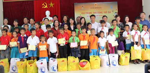 Full-moon festivals for poor children in central region