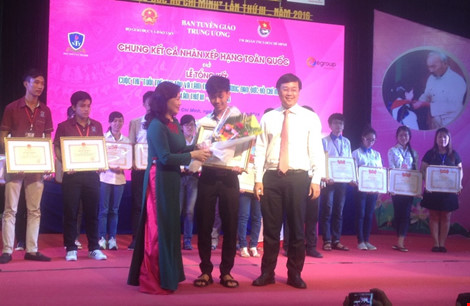 Trao giải cuộc thi “Tuổi trẻ học tập và làm theo tấm gương đạo đức Hồ Chí Minh” năm 2016