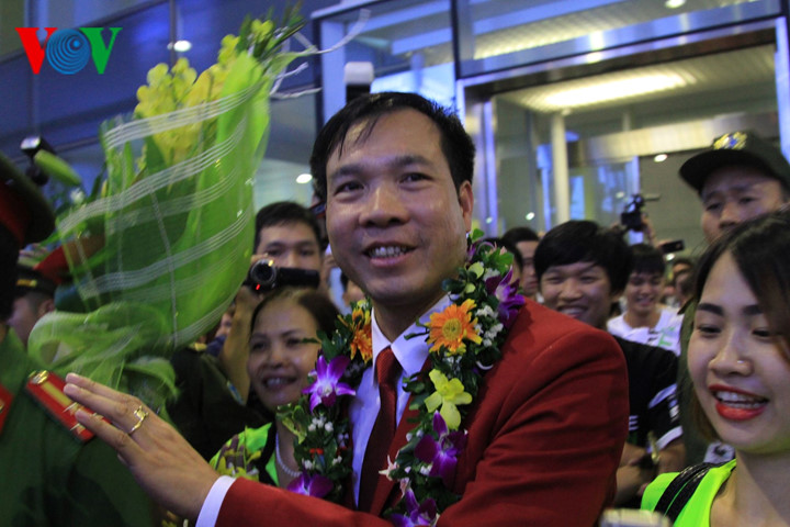 Vietnam team with historic gold medal welcomed home
