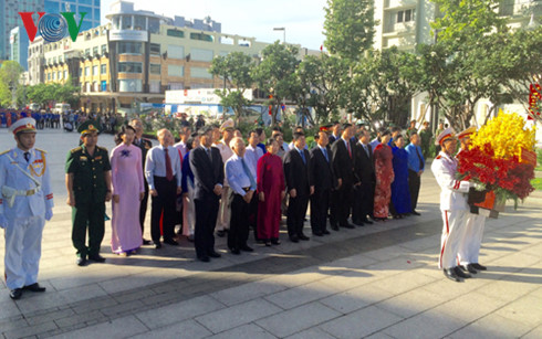 Ho Chi Minh City leaders offer incense to President Ho Chi Minh
