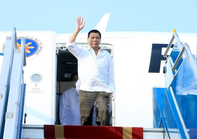 Filipino President begins his official visit to Vietnam