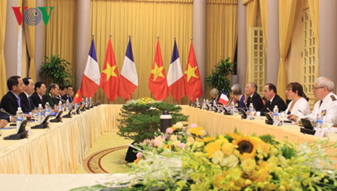 Comienzan primeras actividades del presidente francés en Vietnam