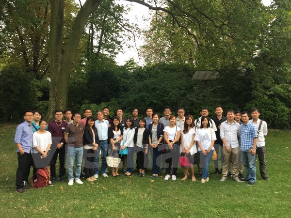 Financieros vietnamitas en Francia manifiestan optimismo por desarrollo nacional