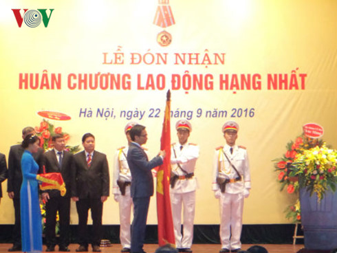 Phó Thủ tướng Vũ Đức Đam trao Huân chương Lao động hạng Nhất cho Bảo tàng lịch sử quốc gia