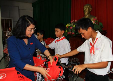 Phó Chủ nước Đặng Thị Ngọc Thịnh trao tặng học bổng cho 130 học sinh nghèo, hiếu học