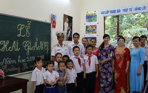 Rộn ràng khai giảng năm học mới tại huyện đảo Trường Sa
