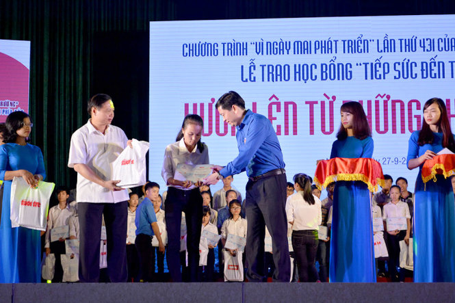 250 tân sinh viên các tỉnh, thành phía Bắc nhận học bổng “Tiếp sức đến trường”