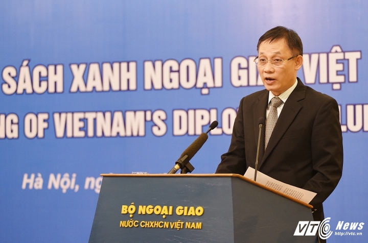 Diplomatic bluebook 2015 makes debut
