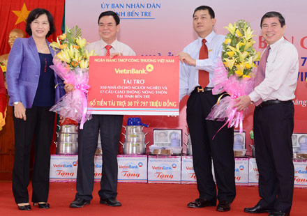 Phó Chủ tịch Quốc hội Nguyễn Thị Kim Ngân dự lễ bàn giao nhà cho hộ nghèo ở Bến Tre