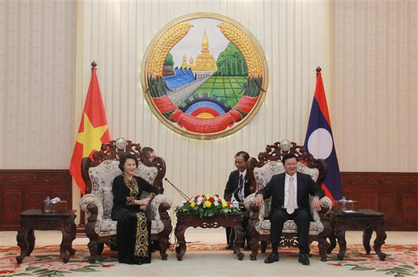 Chủ tịch Quốc hội Nguyễn Thị Kim Ngân hội kiến Thủ tướng Chính phủ Lào Thongloun Sisoulith