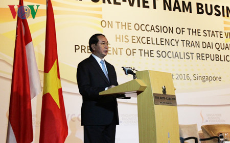 President Tran Dai Quang attends Vietnam-Singapore Business Forum
