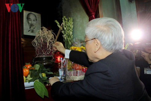 Offering incense to commemorate President Ho Chi Minh