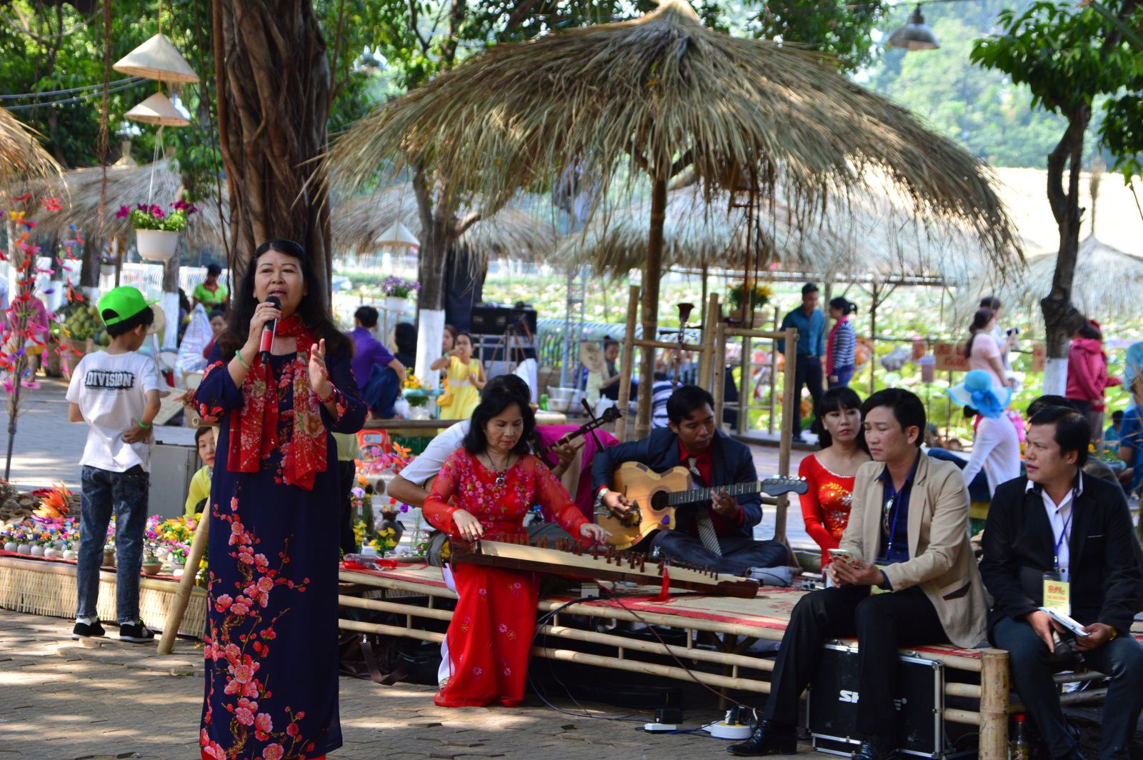 Vinh Long organizes hat boi shows for tourists