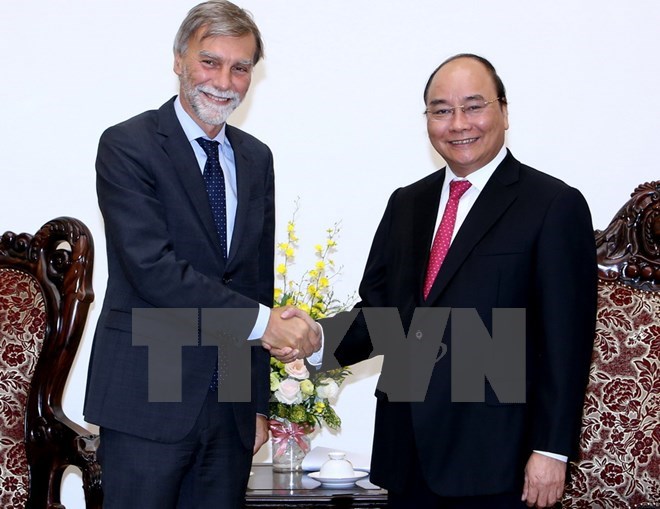 Prime Minister Nguyen Xuan Phuc meets Italy’s Minister of Infrastructure and Transport