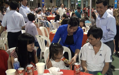 ນະຄອນໂຮ່ຈີມິນຈັດຕັ້ງພິທີຕ້ອນຮັບບຸນເຕັດໃຫ້ກຳມະກອນ