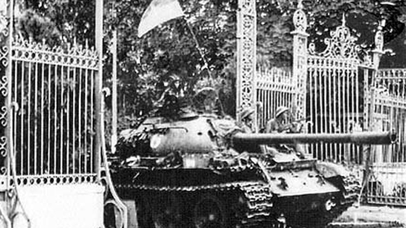 Chuyện đời thường - Người cắm cờ trên Dinh Độc Lập - ảnh 4