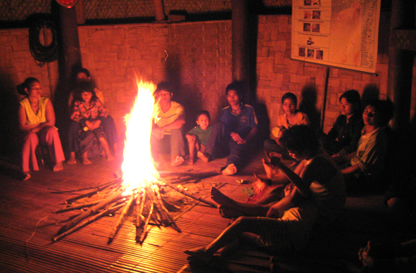 Không gian văn hoá xung quanh bếp lửa của đồng bào dân tộc ít người - ảnh 1