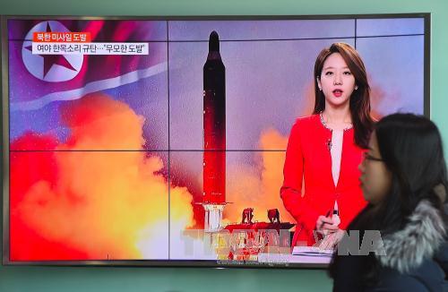People watched a news broadcast about North Korea's missile test at a Seoul station on Sunday. (Photo: AFP/VNA) People watched a news broadcast about North Korea's missile test at a Seoul station on Sunday. (Photo: AFP/VNA)