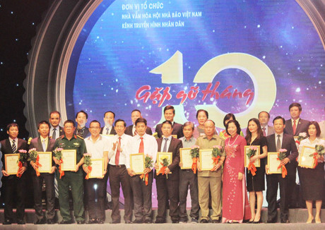 journalists honour business people hinh 0