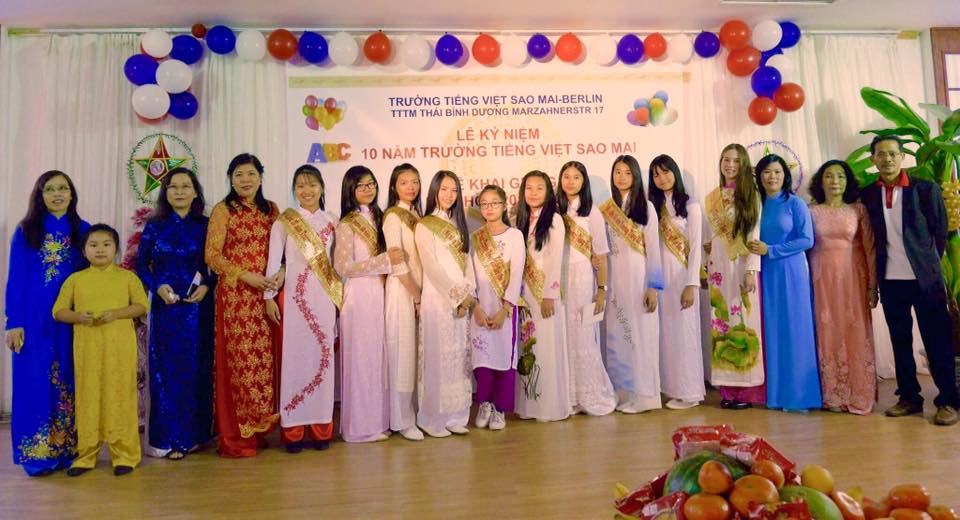 Cô trò trường Tiếng Việt Sao Mai, Berlin cùng quý phụ huynh nhân 10 năm thành lập trường.