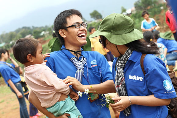волонтерская акция «синее лето» в отдаленных раионах провинции даклак hinh 1