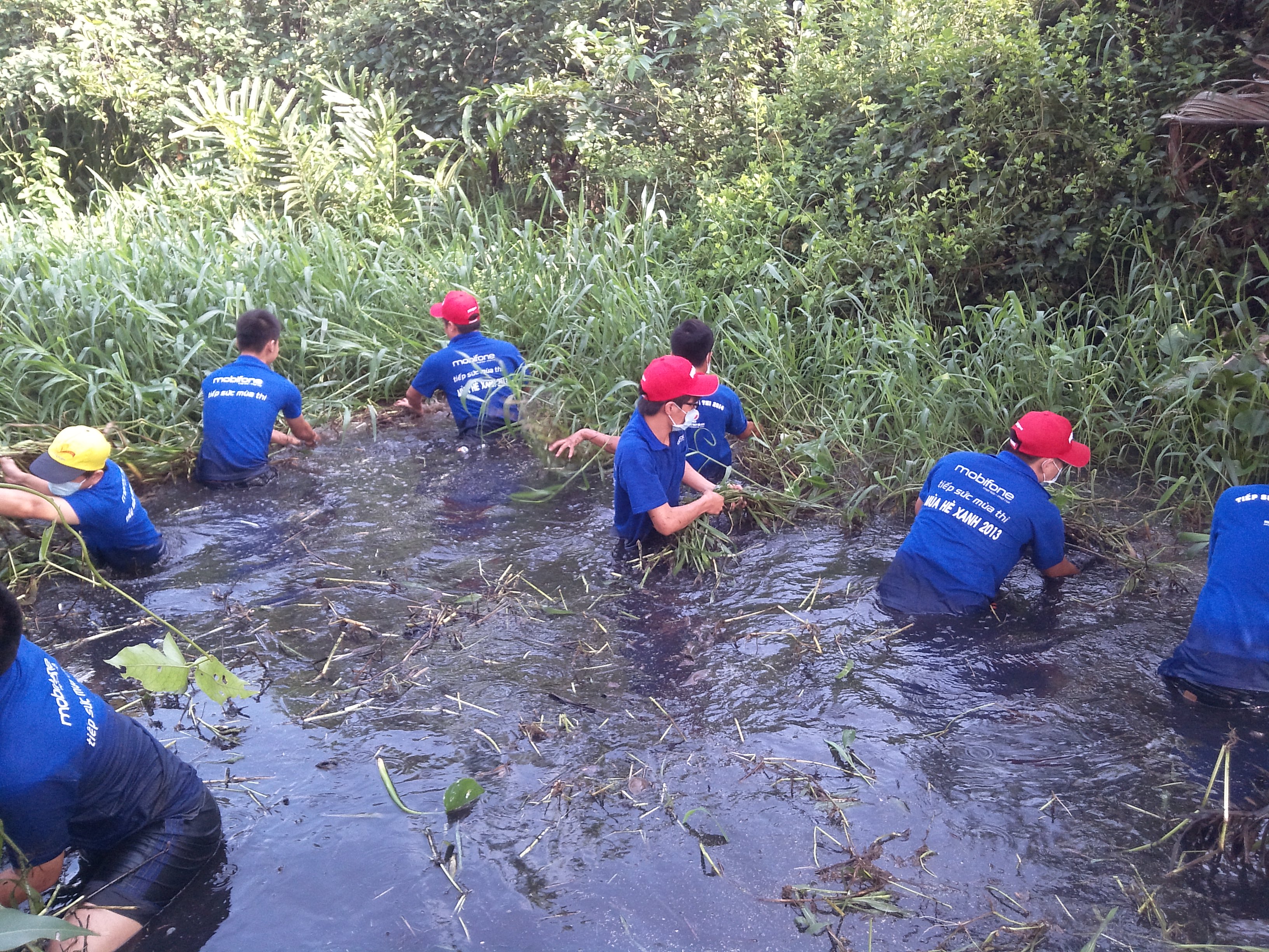 волонтерская акция «синее лето» в отдаленных раионах провинции даклак hinh 2