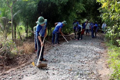 волонтерская акция «синее лето» в отдаленных раионах провинции даклак hinh 3