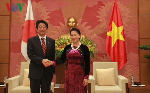 председатель национального собрания срв нгуен тхи ким нган встретилась с японским премьером hinh 0