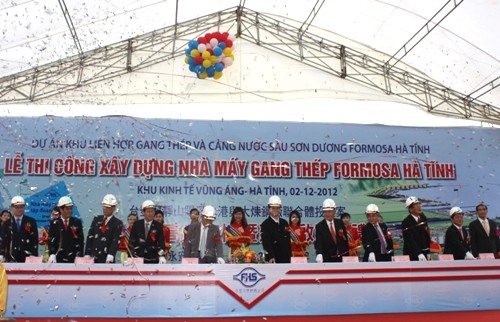 El premier Nguyen Tan Dung y dirigentes locales en la ceremonia de inicio de la construción de la planta de acero de Formosa Ha Tinh El premier Nguyen Tan Dung y dirigentes locales en la ceremonia de inicio de la construción de la planta de acero de Formosa Ha Tinh