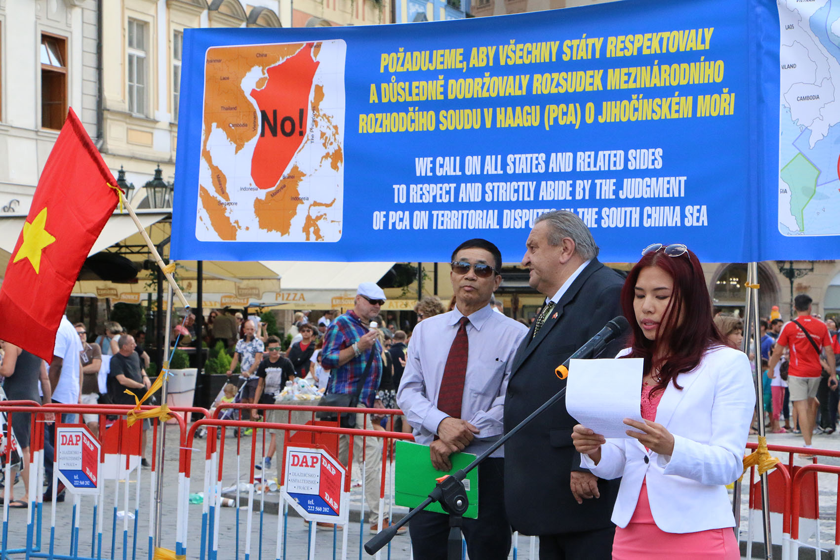 в чехии прошел митинг в знак поддержки решения pca относительно восточного моря hinh 0