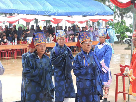 уезд лишон проводит традиционную церемонию угощения и поминовения членов бригады моряков хоангша hinh 1