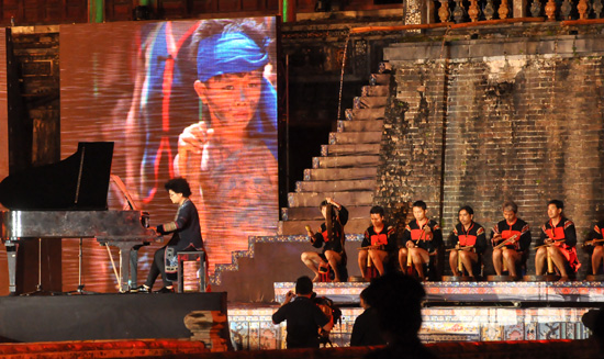 ouverture du festival de hue 2012 : une soirée culturelle splendide hình 9 ouverture du festival de hue 2012 : une soiree culturelle splendide hinh 9