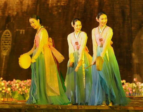 ouverture du festival de hue 2012 : une soirée culturelle splendide hình 13 ouverture du festival de hue 2012 : une soiree culturelle splendide hinh 13
