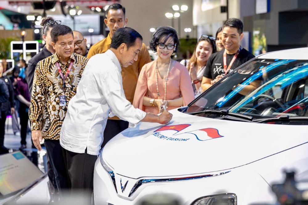 Winfast memperkenalkan kendaraan listrik penggerak kanan di Indonesia International Auto Show - ảnh 1